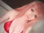 Σέξι μεγάλα βυζιά Cosplayer ροζ μαλλιά