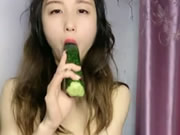 Κινέζικο ζωντανό κορίτσι με αγγούρια και αυνανισμό δακτύλων