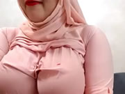 Αραβική πόρνη κουνάει τα μεγάλα βυζιά της στην κάμερα