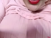 Αραβική πόρνη κουνάει τα μεγάλα βυζιά της και αυνανίζεται στην κάμερα