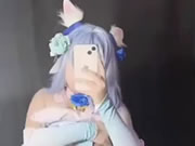 Χαριτωμένο κορίτσι βγάζει selfie δάχτυλο μουνί της