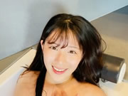 Κορεάτικη ομορφιά με μεγάλο στήθος που λούζεται