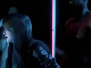 Ασιατική ομορφιά και μαύροι άνδρες χορεύουν