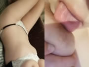 Κορίτσι με μεγάλο στήθος αυνανίζεται