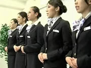 Ιαπωνία Stewardess επιδεικνύει τις κατάλληλες διαδικασίες Cpr